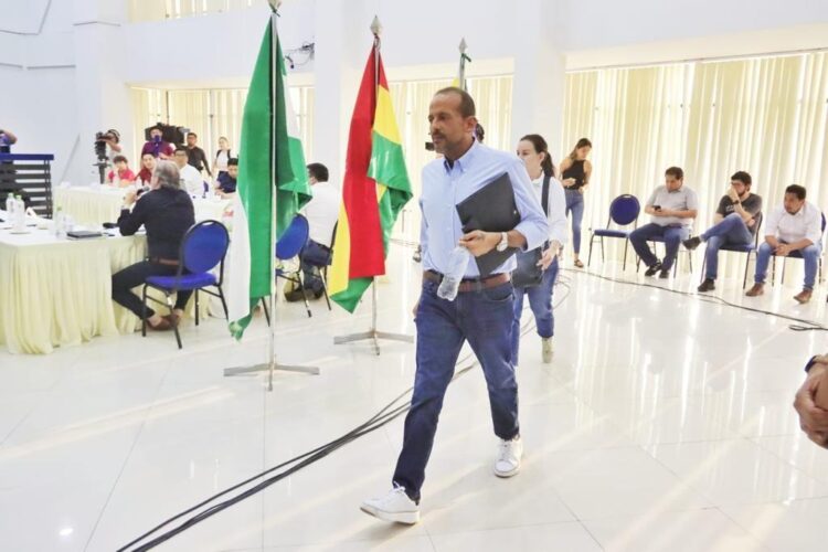 Luis Fernando Camacho se retira del diálogo del 22 de octubre. Foto: ABI