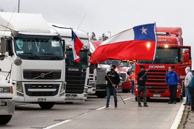 Camioneros de Chile bloquean rutas en reclamo de seguridad