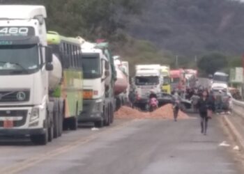 Camiones de alto tonelaje bloquean la ruta a Camiri. Foto: Marco Espinoza
