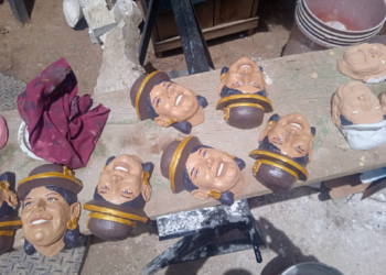 Caretas personificadas para t’antawawas, un arte de la familia Luna