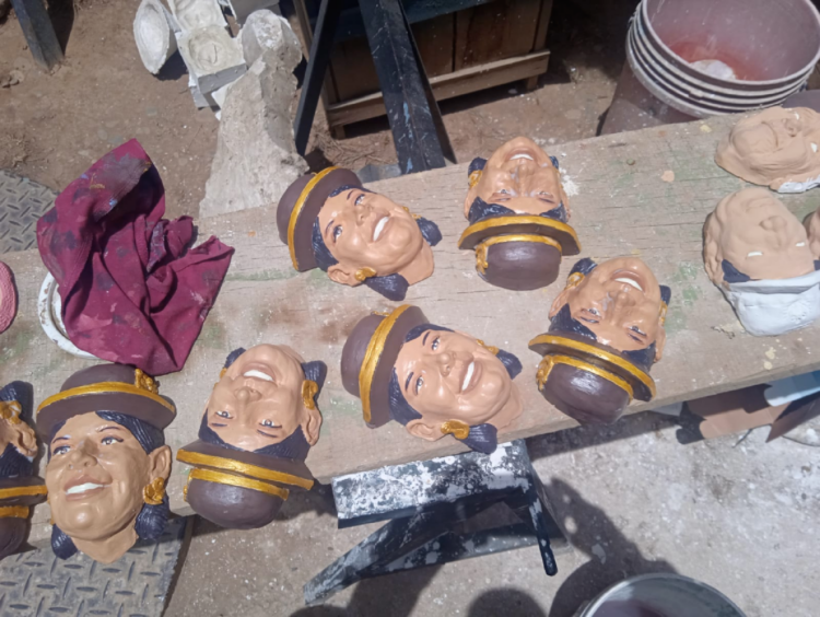 Caretas personificadas para t’antawawas, un arte de la familia Luna