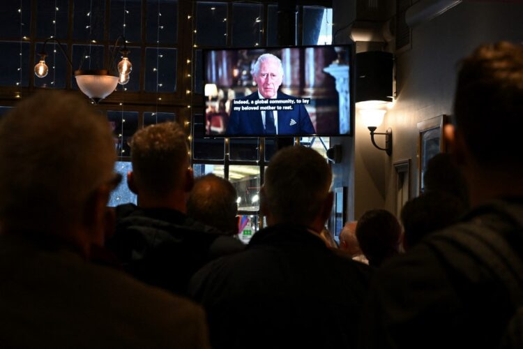 El rey Carlos III de Gran Bretaña hace un discurso televisado a la nación. Foto: AFP