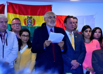 Carlos Mesa junto a la bancada de CC, en la presentación del proyecto de ley sobre el Censo. Foto: APG