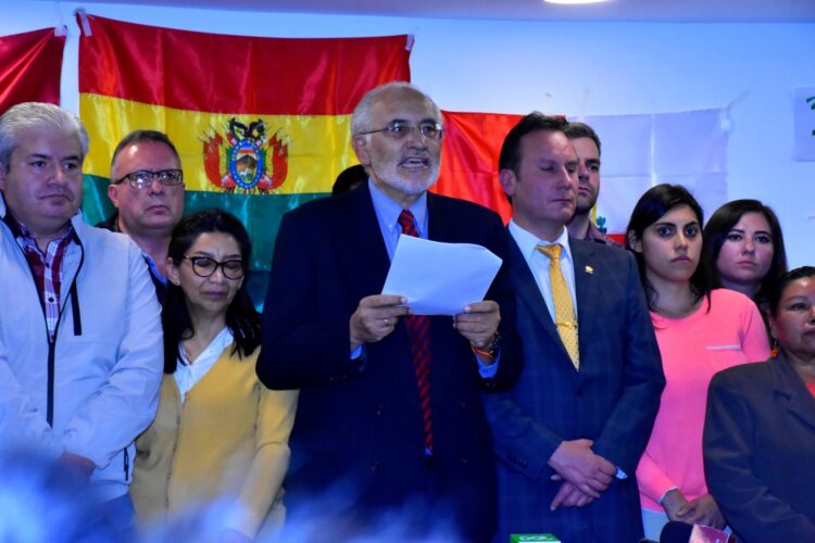 Carlos Mesa junto a la bancada de CC, en la presentación del proyecto de ley sobre el Censo. Foto: APG