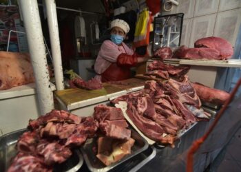 Venta de carne al menudeo en un mercado en La Paz. Foto: La Razón-archivo