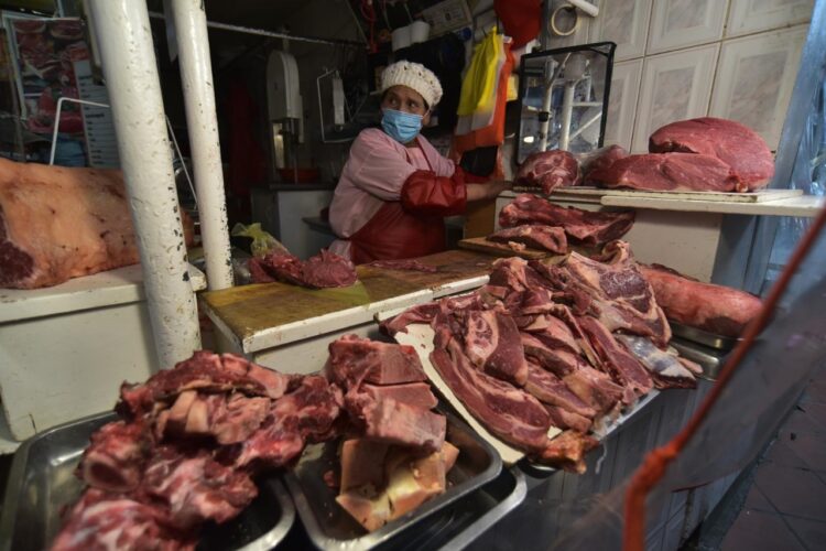 Venta de carne al menudeo en un mercado en La Paz. Foto: La Razón-archivo
