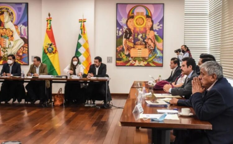 El alcalde Iván arias en primer plano, en la reunión con el Gobierno. Foto: ABI