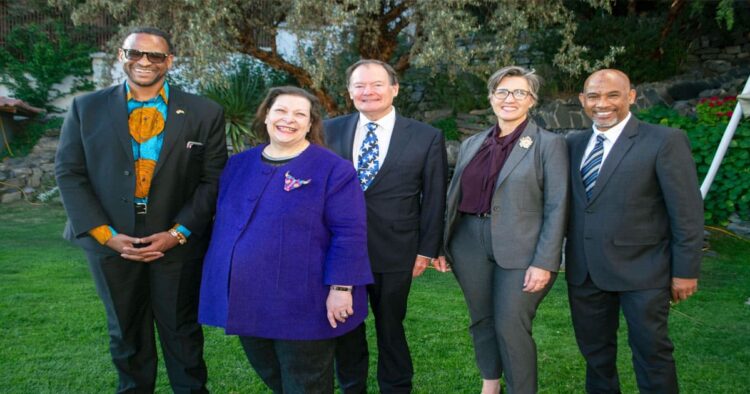 Jarahn Hillsman, Charisse Phillips, Gregory Phillps, Amy Christianson y Jorge Navarro.