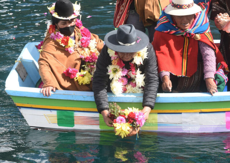 David Choquehuanca, en una ofrenda a Qutamama, en Copacabana, el lunes. Foto: APG
