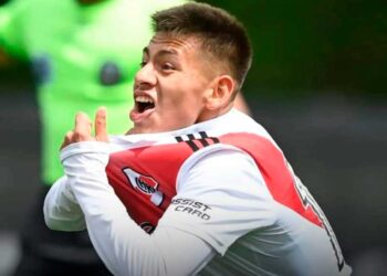 ¿Quién es el ‘Diablito’ Echeverri que destaca en el fútbol argentino?