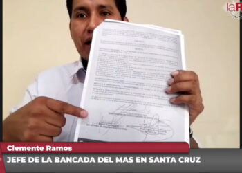 El asambleísta Clemente Ramos muestra el decreto cuestionado del gobernador Luis Fernando Camacho.
