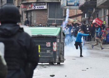 Cocaleros en la refriega con la Policía, el lunes en La Paz. Foto: Rodwy Cazón