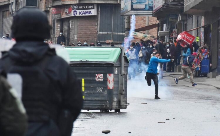 Cocaleros en la refriega con la Policía, el lunes en La Paz. Foto: Rodwy Cazón