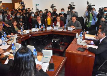 La Comisión de Constitución instala la sesión para considerar tres proyectos sobre el Censo. Foto: APG