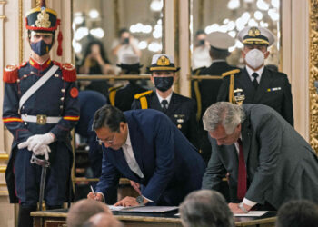 La firma del acuerdo entre Luis Arce y Alberto Fernández. Foto: AFP