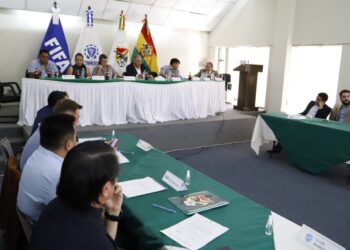 El fútbol profesional aguardará hasta las 00.00 del sábado para ver si la jornada 25 se juega