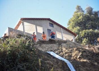 Personal de emergencia en la construcción ilegal. Foto: GAMLP