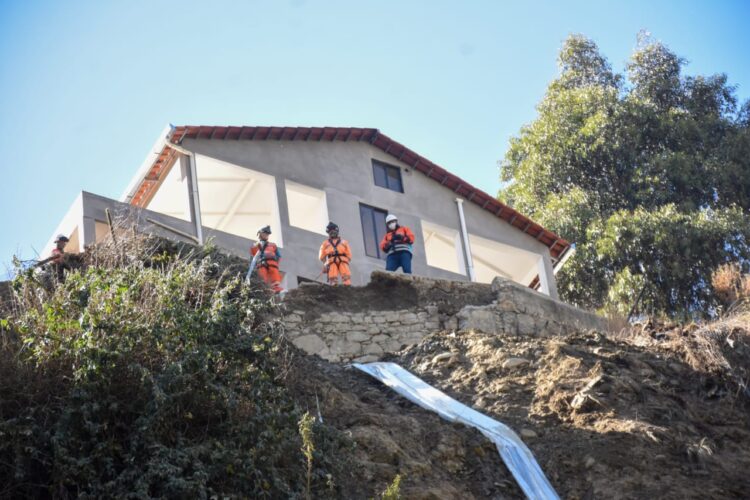Personal de emergencia en la construcción ilegal. Foto: GAMLP