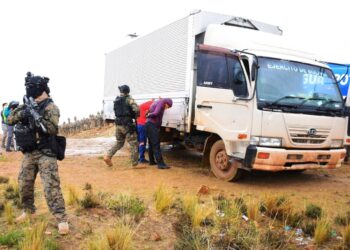 Efectivos militares interceptan a contrabandistas. Foto: APG-archivo