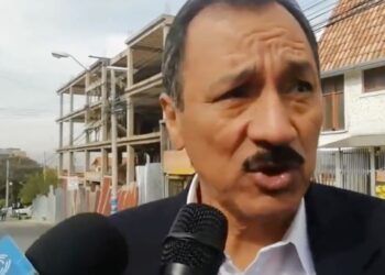 Vicente Cuéllar, al llegar a la reunión de Cochabamba.