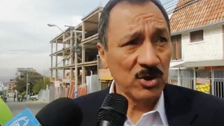 Vicente Cuéllar, al llegar a la reunión de Cochabamba.
