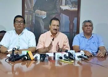 El rector Vicente Cuéllar junto a su equipo técnico, este miércoles.