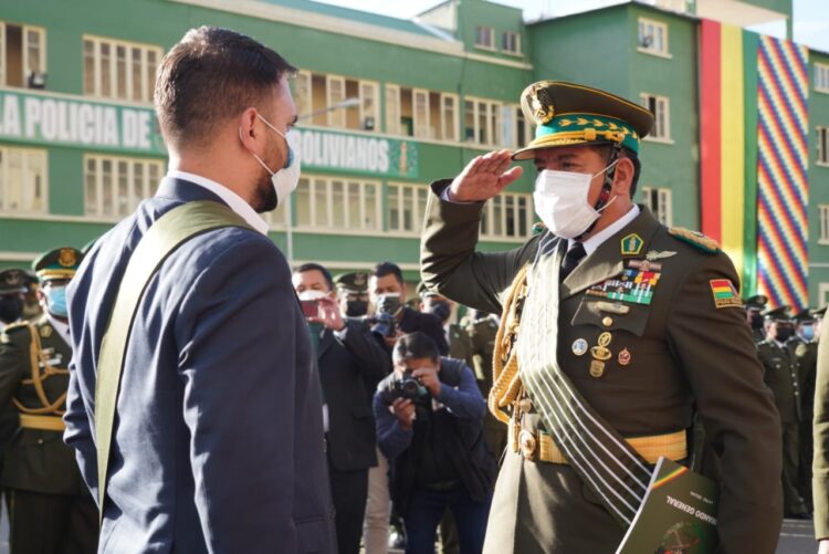 Ministro Del Castillo instruye al nuevo comandante Ponce ejecutar la reforma policial