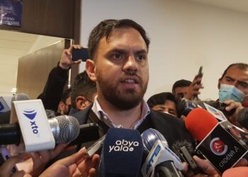 Ante comisión, Del Castillo responde 11 preguntas por ‘narcoaudios’ que difundió Morales