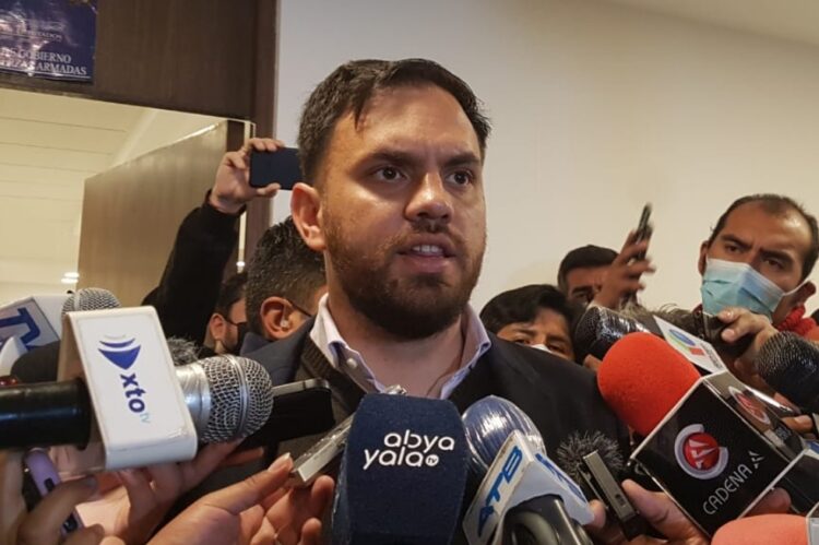 Ante comisión, Del Castillo responde 11 preguntas por ‘narcoaudios’ que difundió Morales