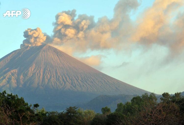 El volcán más alto de Nicaragua registra explosión de gases y cenizas