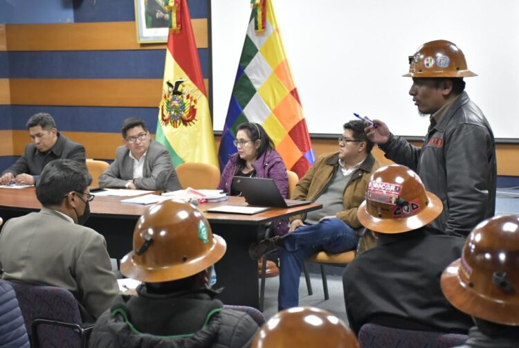 El Gobierno y los mineros de Huanuni reinstalan el diálogo