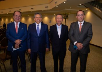 Rolando Siles, Luis Bustillos, Gastón Serrano y Víctor Fernández.