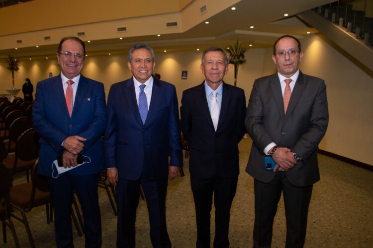Rolando Siles, Luis Bustillos, Gastón Serrano y Víctor Fernández.