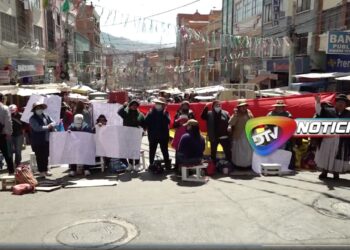 Comerciantes de carne de cerdo bloquean la zona Garita de Lima. Foto: Captura DTV