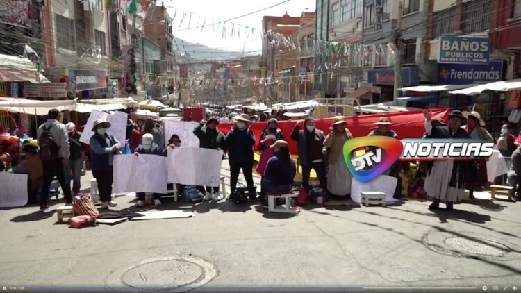 Comerciantes de carne de cerdo bloquean la zona Garita de Lima. Foto: Captura DTV