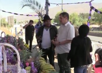 El gobernador Sergio de la Zerda, en la tumba de las víctimas de Huayllani.