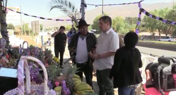 El gobernador Sergio de la Zerda, en la tumba de las víctimas de Huayllani.