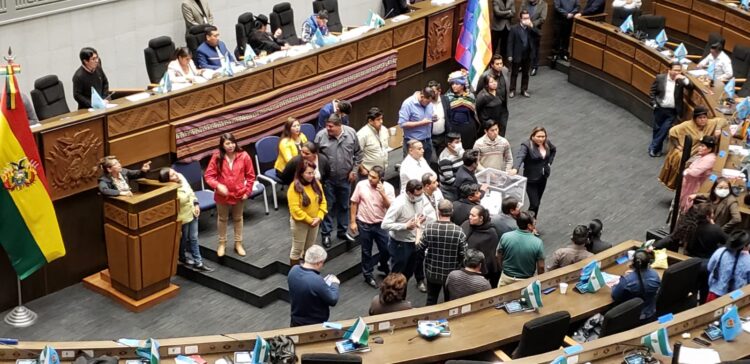 Un breve escándalo ocurrió en la sesión de la Asamblea Legislativa, este viernes. Foto: Roberto Guzmán