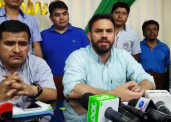 Eduardo del Castillo en reunión con choferes en Santa Cruz.