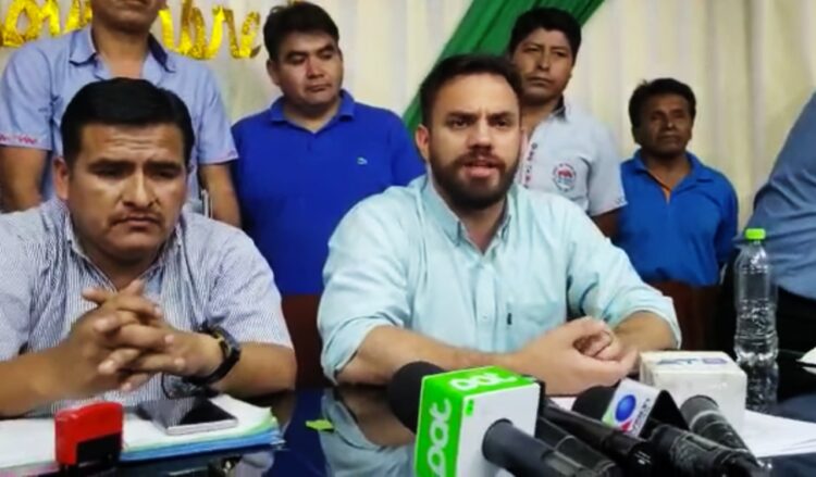 Eduardo del Castillo en reunión con choferes en Santa Cruz.