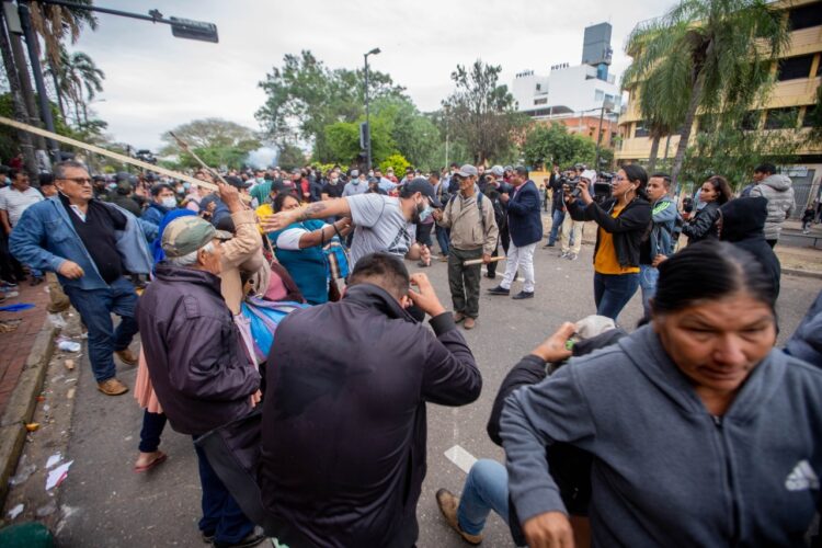 Gobernación cruceña llama a diálogo a manifestantes de Porongo tras dos jornadas violentas