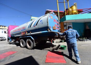 Abastecimiento de diésel en surtidores de La Paz. Foto: La Razón-archivo