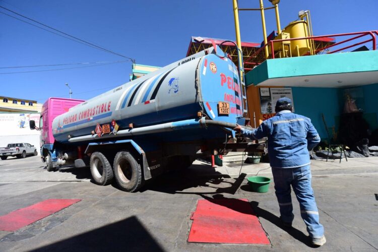 Abastecimiento de diésel en surtidores de La Paz. Foto: La Razón-archivo