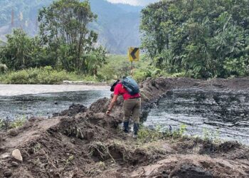 Derrame de crudo en Amazonía de Ecuador podría llegar hasta un río