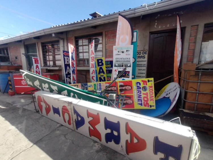 Aceras invadidas, la Alcaldía de El Alto decomisa letreros y productos