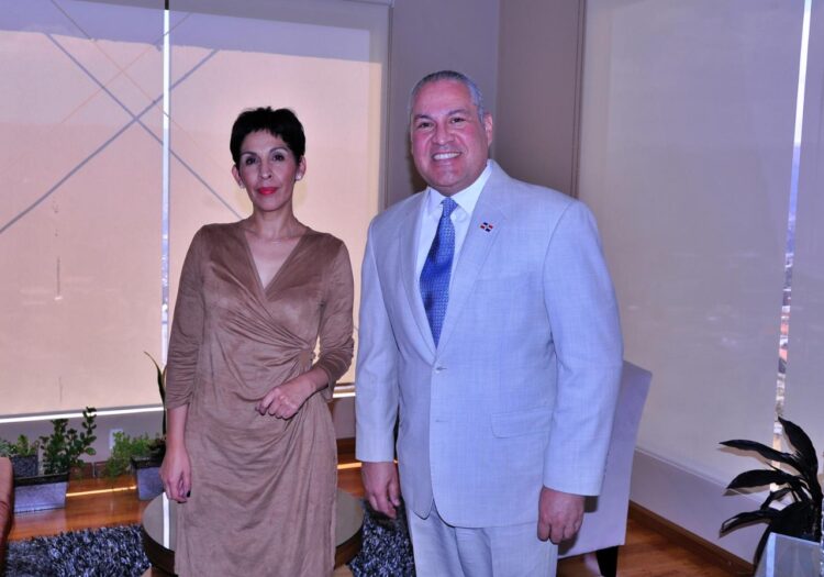 Embajador de República Dominicana visita La Razón