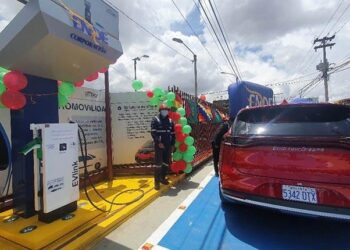 La primera electrolinera en El Alto.