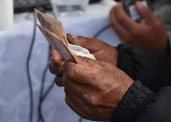 Mujer enamoró y estafó Bs 90.000 a un adulto mayor, el hombre sigue en búsqueda de justicia