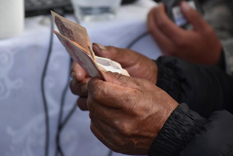 Mujer enamoró y estafó Bs 90.000 a un adulto mayor, el hombre sigue en búsqueda de justicia