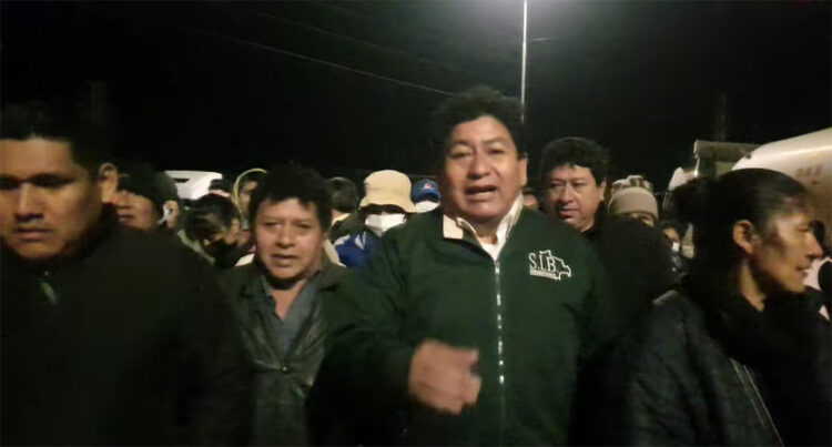 Ministro Montaño madruga para levantar puntos de bloqueo en el segundo día de paro en Santa Cruz